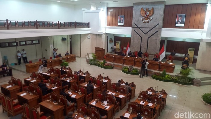Sidang paripurna DPRD Buleleng, Rabu (8/10/2025).