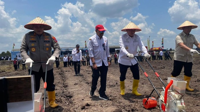 Simbolis penanaman serentak jagung kuartal empat. Foto: Khairun Nisa/detikKalimantan