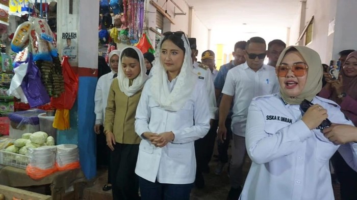 Wali Kota Kendari Siska Karina Imran mendampingi Wakil Menteri Perdagangan (Wamendag) Dyah Roro Esti Widya Putri memantau harga bahan pokok di Pasar Baruga.