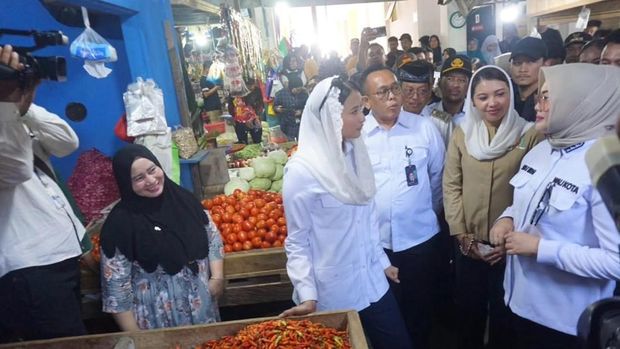 Wali Kota Kendari Siska Karina Imran mendampingi Wakil Menteri Perdagangan (Wamendag) Dyah Roro Esti Widya Putri memantau harga bahan pokok di Pasar Baruga.