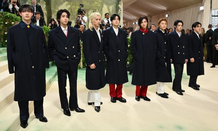 (Dari kiri) Bang Chan, Han, Felix, Seungmin, I.N, Hyunjin, dan Changbin Lee Know dari boyband Korea Selatan Stray Kids tiba di Met Gala 2024 di Metropolitan Museum of Art pada 6 Mei 2024, di New York. Tema Gala tahun 2024 adalah Sleeping Beauties: Reawakening Fashion. (Foto oleh Angela WEISS / AFP)