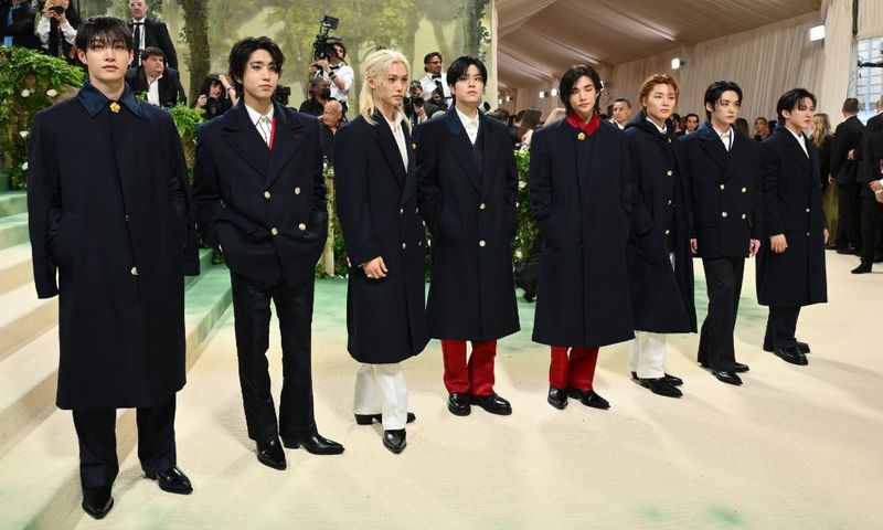 Stray Kids (Dari kiri) Bang Chan, Han, Felix, Seungmin, I.N, Hyunjin, dan Changbin Lee Know dari boyband Korea Selatan Stray Kids tiba di Met Gala 2024 di Metropolitan Museum of Art pada 6 Mei 2024, di New York. Tema Gala tahun 2024 adalah Sleeping Beauties: Reawakening Fashion. (Foto oleh Angela WEISS / AFP)