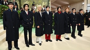 Stray Kids pernah datang ke Met Gala dalam formasi lengkap satu grup. Dilansir Xportsnews via The Korea Times, tindakan rasisme diduga datang dari para reporter dan fotografer di lapangan yang bilang hal-hal gak ngenakin kayak Kamu kan pendek, coba loncat ya. atau Wah gak pernah sebelumnya lihat wajah tanpa emosi kayak gini. Momen itu katanya bikin Bang Chan kesal dan cabut. (Foto: AFP/ANGELA WEISS)