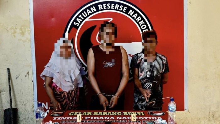 Suami istri di Desa Mawu, Kecamatan Ambalawi, Kabupaten Bima, NTB, ditangkap bersama satu orang karena mengedarkan sabu, Selasa, (7/10/2025).