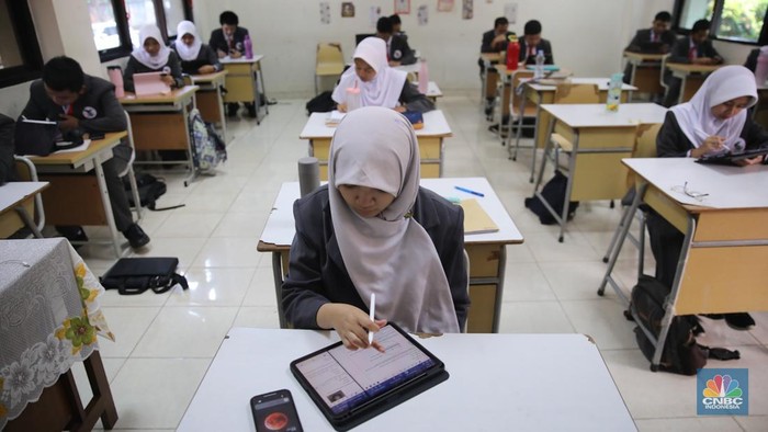 Suasana kegiatan belajar mengajar saat pengenalan serentak Sekolah Garuda di SMA Negeri Unggulan (SMANU) M.H. Thamrin, Cipayung, Jakarta, Rabu (8/10/2025). (CNBC Indonesia/Faisal Rahman)