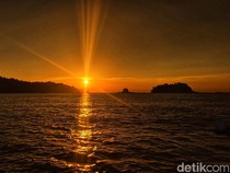 Syahdunya Kala Surya Tenggelam di Pulau Purba Ciletuh