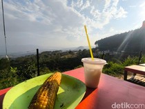 Sensasi Nongkrong Sambil Nikmati Panorama Pegunungan di Kuningan