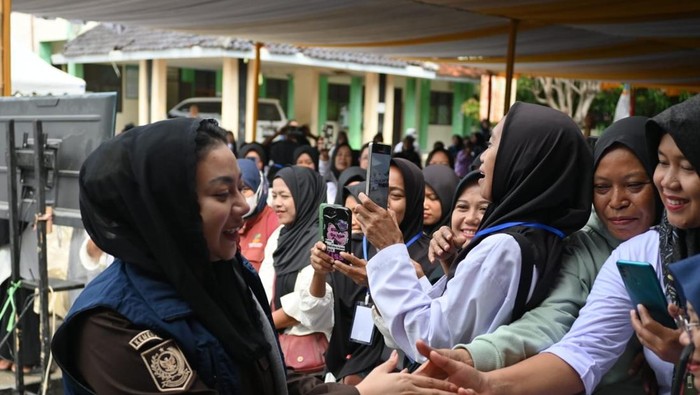 Survei Charta Politika: 67,2% Warga Brebes Puas dengan Kinerja Paramitha