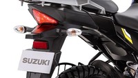 Posisi berkendara motor ini dibuat nyaman, cocok untuk perjalanan jauh maupun harian. Suspensi depan sudah upside down, dipadu lengan ayun aluminium yang kokoh buat kestabilan di berbagai medan. Foto: Dok. Suzuki