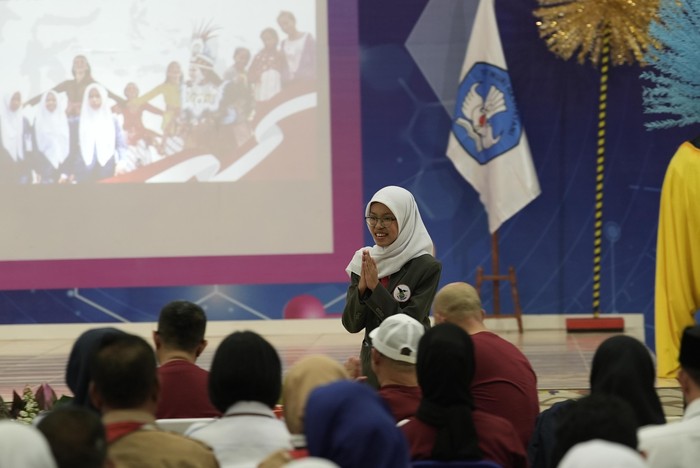 Talita Almira Salsabila, siswi kelas 12 SMAN Unggulan MH Thamrin, Jakarta, memukau peserta yang hadir dalam acara pengenalan Program Sekolah Garuda Transformasi di sekolah tersebut.