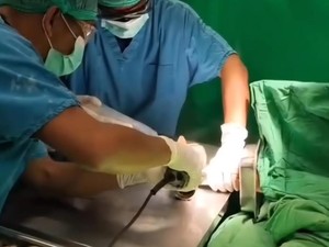 Damkar Makassar Ikut Dokter Operasi Tangan Balita Terjepit Mesin Giling di RS