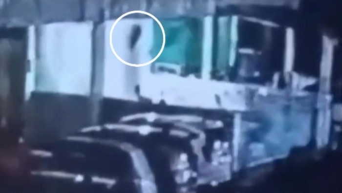 Tangkapan layar sosok diduga kuyang terekam CCTV yang viral di media sosial