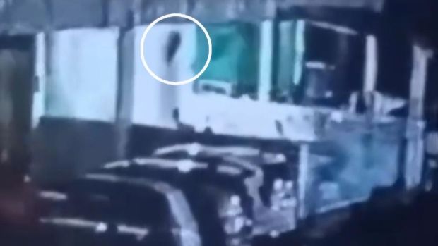 Tangkapan layar sosok diduga kuyang terekam CCTV yang viral di media sosial