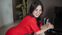 Tante Ernie mengakui gak banyak-banyak kerja. Di antara hobi (melakukan pekerjaan). Lebih banyak keseharianku itu saja olahraga dan urus anak, katanya. (Foto: dok Instagram himynameisernie)