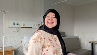 Ibunda Tasya hanya boleh minum air putih dan air kelapa pada hari pertama sampai ketiga pascaoperasi. Tasya juga sempat menggoda ibunda dengan makan martabak di depannya. Sekarang minum 60 ml saja sudah kenyang soalnya, jadi bawaannya gak pengin makan, kata Tasya. Foto: Instagram @tasyakamila
