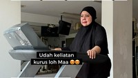 Hari pertama usai operasi ibunda Tasya langsung diminta setop dan lepas dari obat diabetesnya. Sekitar seminggu usai operasi berat badan ibunda Tasya turun 7 kilogram dengan target 30 kilogram. Seperti ini kondisi ibunda Tasya sekarang. Foto: Instagram @tasyakamila