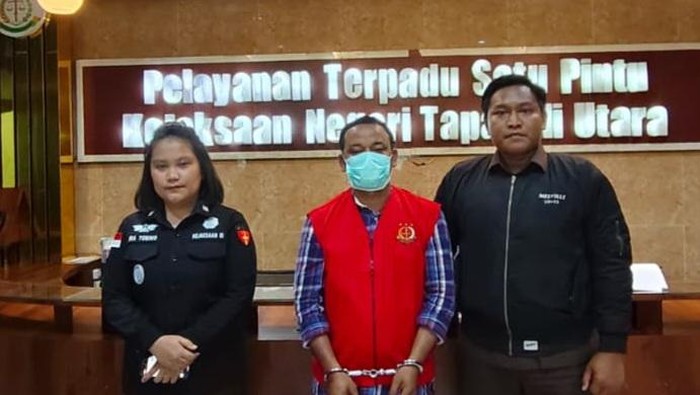 Tersangka GT saat diamankan pihak kejaksaan. (dok. Kejari Taput)
