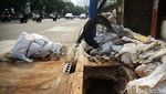 Tiang Miring dan Kabel Kusut Warnai Proyek Trotoar Tebet