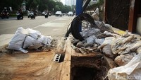 Tampak sejumlah perbaikan trotoar yang belum rampung.
