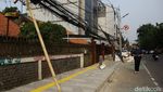 Tiang Miring dan Kabel Kusut Warnai Proyek Trotoar Tebet