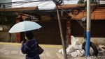 Tiang Miring dan Kabel Kusut Warnai Proyek Trotoar Tebet