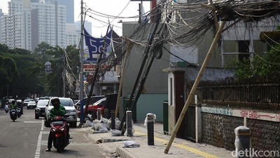 Tiang Miring dan Kabel Kusut Warnai Proyek Trotoar Tebet