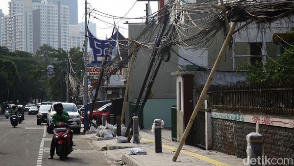 Tiang Miring dan Kabel Kusut Warnai Proyek Trotoar Tebet
