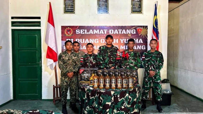Tim gabungan Satgas Pamtas dan Tentara Malaysia saat melakukan pencegahan  peredaran barang ilegal. (Dok. Satgas Pamtas RI–Malaysia Yonarmed 4/Parahyangan)