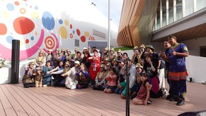 Potret Rajazka bersama para pengunjung di Osaka World Expo 2025. (Foto: dok. SMA Al-Azhar Syifa Budi Jakarta)