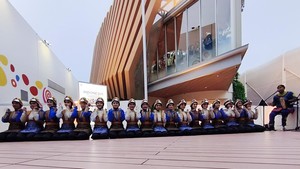 Rajazka merupakan tim tari dari SMA Al-Azhar Syifa Budi Jakarta. Mereka menampilkan Tari Ratoh Jaroe asal Aceh di Osaka World Expo 2025 pada 4 Oktober lalu. (Foto: dok. SMA Al-Azhar Syifa Budi Jakarta)