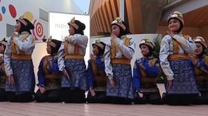 Rajazka menunjukkan penampilan tari tradisional Aceh yang energik dan penuh makna. FYI nih guys, Ratoh Jaroe tuh dikenal sebagai tarian yang butuh koordinasi tinggi antarpenari. (Foto: dok. SMA Al-Azhar Syifa Budi Jakarta)