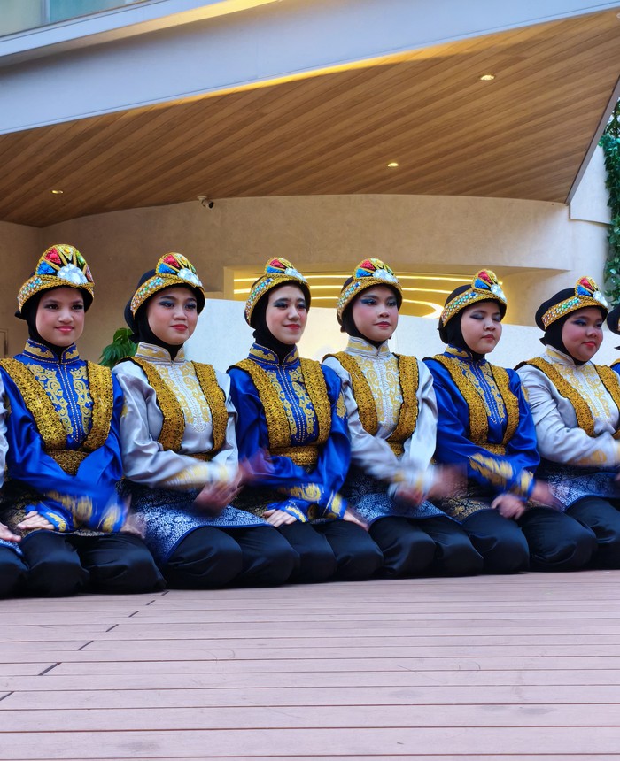Tim tari Rajazka dari SMA Al-Azhar Syifa Budi Jakarta tampil di Pavilion Indonesia Osaka World Expo 2025 pada 4 Oktober 2025. Tim tari ini melalui seleksi dan kurasi ketat nasional sebelum terbang ke Jepang.