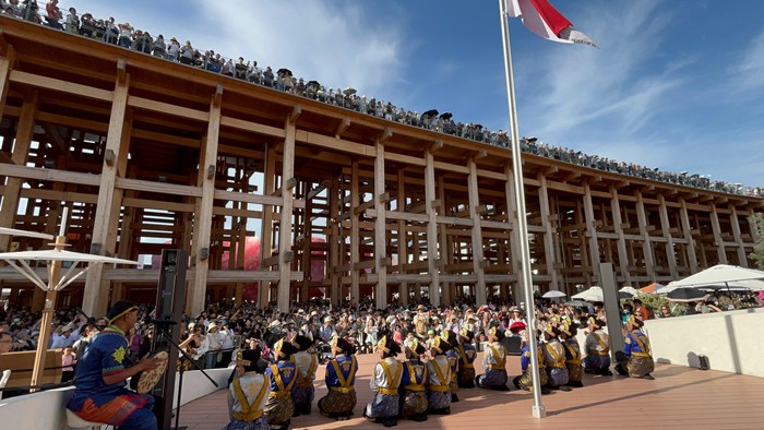 Tim tari Rajazka dari SMA Al-Azhar Syifa Budi Jakarta tampil di Pavilion Indonesia Osaka World Expo 2025 pada 4 Oktober 2025. Tim tari ini melalui seleksi dan kurasi ketat nasional sebelum terbang ke Jepang.