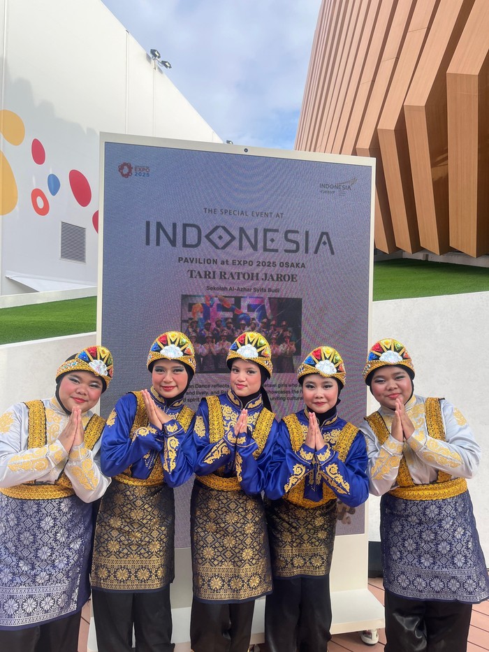 Tim tari Rajazka dari SMA Al-Azhar Syifa Budi Jakarta tampil di Pavilion Indonesia Osaka World Expo 2025 pada 4 Oktober 2025. Tim tari ini melalui seleksi dan kurasi ketat nasional sebelum terbang ke Jepang.