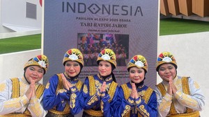 “Anak-anak berlatih dengan disiplin tinggi selama berbulan-bulan. Kami bersyukur kerja keras mereka terbayar dengan penampilan yang luar biasa dan apresiasi besar dari penonton internasional,” ungkap pembina ekstrakurikuler Ratoh Jaroe SMA Al-Azhar Syifa Budi, Maria Stella, kepada detikpop lewat rilis resmi. (Foto: dok. SMA Al-Azhar Syifa Budi Jakarta)