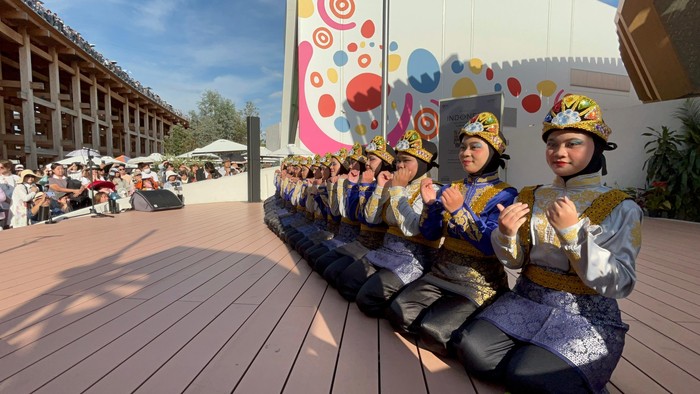 Tim tari Rajazka dari SMA Al-Azhar Syifa Budi Jakarta tampil di Pavilion Indonesia Osaka World Expo 2025 pada 4 Oktober 2025. Tim tari ini melalui seleksi dan kurasi ketat nasional sebelum terbang ke Jepang.