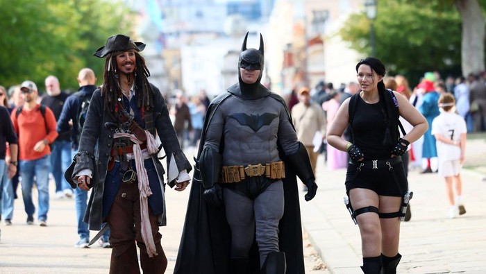 Cosplayers pose for a group photo after breaking the Guinness World Record for the largest gathering of people dressed as screen characters, at the Old Royal Naval College in London, Britain, September 27, 2025. REUTERS/Isabel Infantes