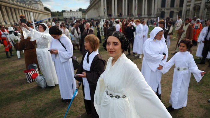 Cosplayers pose for a group photo after breaking the Guinness World Record for the largest gathering of people dressed as screen characters, at the Old Royal Naval College in London, Britain, September 27, 2025. REUTERS/Isabel Infantes
