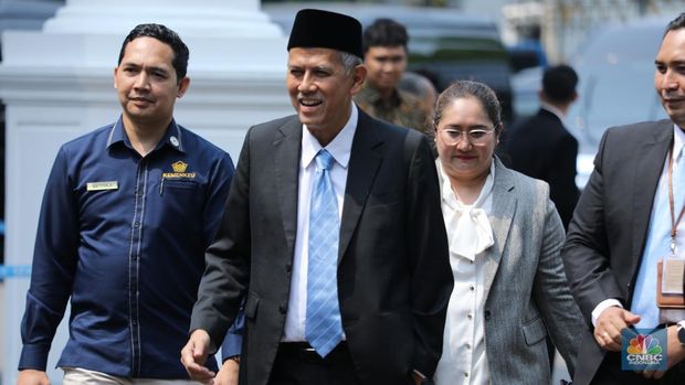 Wakil Menteri Keuangan Indonesia, Anggito Abimanyu tiba di Istana Negara, Rabu (8/10/2025). (CNBC Indonesia/Tri Susilo)