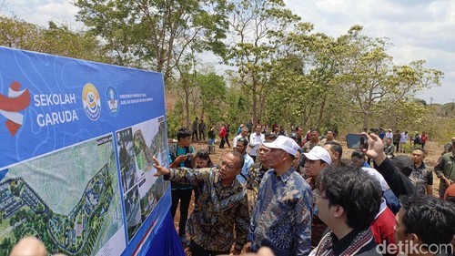 Wakil Menteri Pendidikan Tinggi, Sains, dan Teknologi (Diktisaintek), Fauzan, meninjau lokasi pembangunan SMA Unggul Garuda di Soe, Timor Tengah Selatan, NTT, Rabu (8/10/2025).