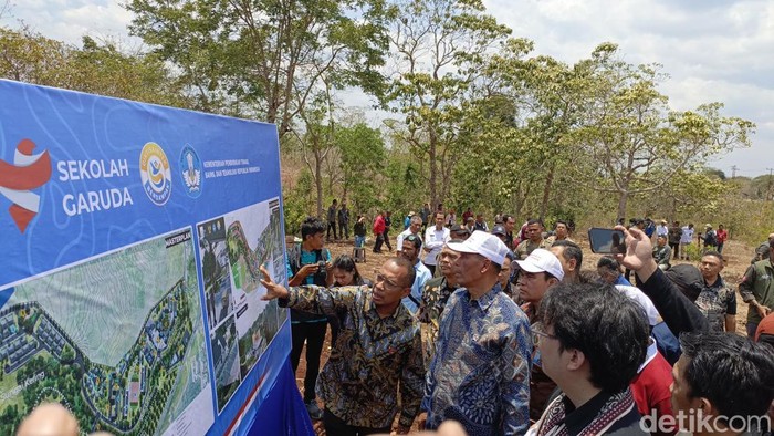 Wakil Menteri Pendidikan Tinggi, Sains, dan Teknologi (Diktisaintek), Fauzan, meninjau lokasi pembangunan SMA Unggul Garuda di Soe, Timor Tengah Selatan, NTT, Rabu (8/10/2025).
