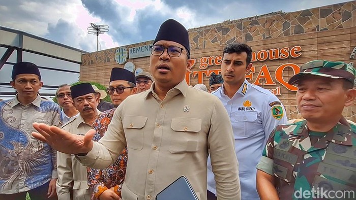 Wakil Menteri Pertanian (Wamentan), Sudaryono saat wawancara bersama awak media, di Ponpes Al-Ittifaq, Kecamatan Rancabali, Kabupaten Bandung, Rabu (8/10/2025).