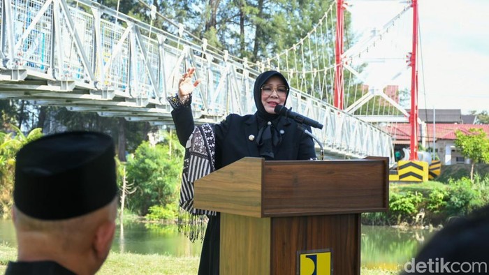 Wali Kota Banda Aceh Illiza Saaduddin Djamal saat peresmian jembatan gantung. (Foto: Agus Setyadi/detikSumut).