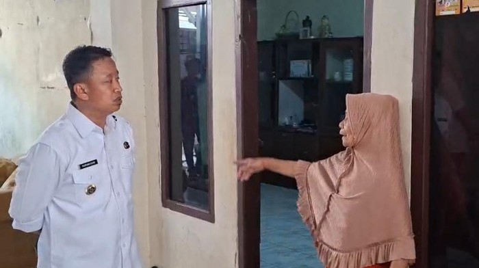 Walkot Depok Supian Suri saat mengecek lokasi terdampak puting beliung di Cinere (Devi/detikcom)