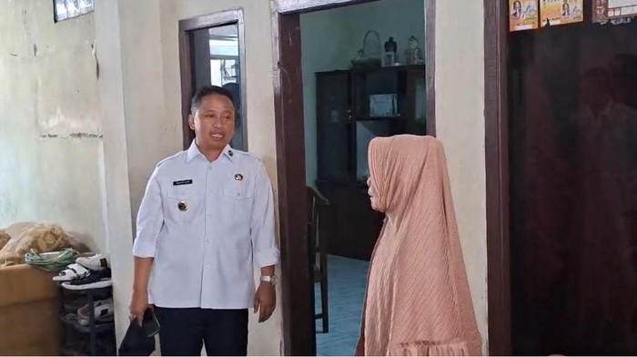 Walkot Depok Supian Suri saat mengecek lokasi terdampak puting beliung di Cinere (Devi/detikcom)