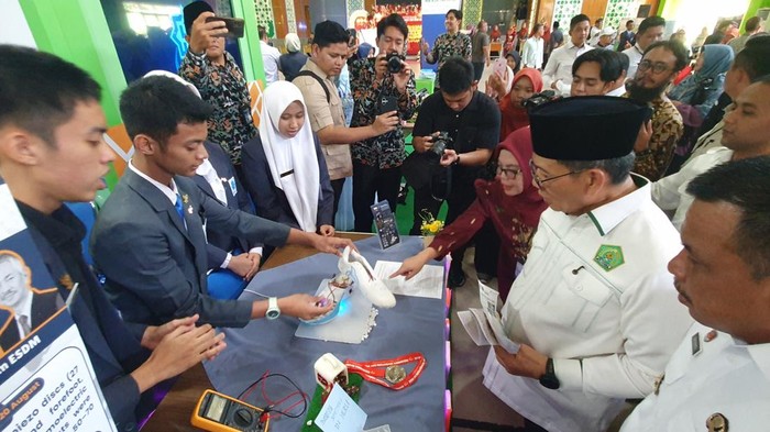 Wamenag Muhammad Syafii saat meninjau MAN Insan Cendekia OKI.