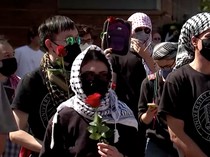 Video Warga California Demo Bawa Mawar, Peringati 2 Tahun Perang di Gaza