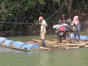 Cerita Warga Wayharu Lampung Bertaruh Nyawa Seberangi Muara Sungai