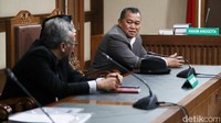 Kuasa hukum Tati Suryati, Boyamin Saiman hadir dalam sidang perdaan perkara Kelangkaan BBM Swasta di Pengadilan Negeri Jakarta Pusat, Rabu (8/10/2025). Dalam sidang itu pihak penggugat melaporkan pihak Kementerian ESDM, Pertamina serta Shell Indonesia.