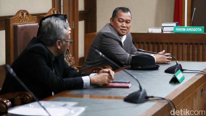 Kuasa hukun Tati Suryati, Boyamin Saiman hadir dalam sidang  perdaan perkara Kelangkaan BBM Swasta di Pengadilan Negeri Jakarta Pusat, Rabu (8/10/2025). Dalam sidang itu pihak penggugat melaporkan pihak Kementerian ESDM, Pertamina serta Shell Indonesia.